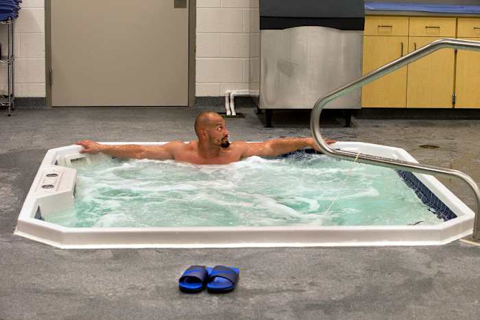2015-Shane-Victorino-hot-tub.jpg